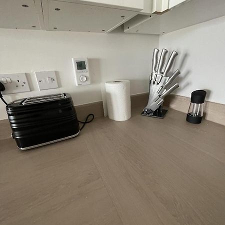 Modern 2-Bed Apartment In The Heart Of Salford Quays Екстер'єр фото