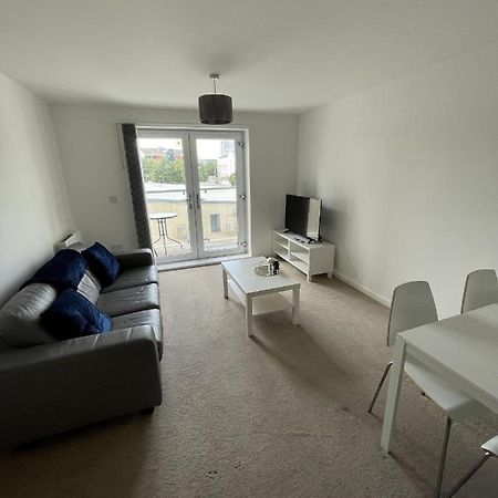 Modern 2-Bed Apartment In The Heart Of Salford Quays Екстер'єр фото