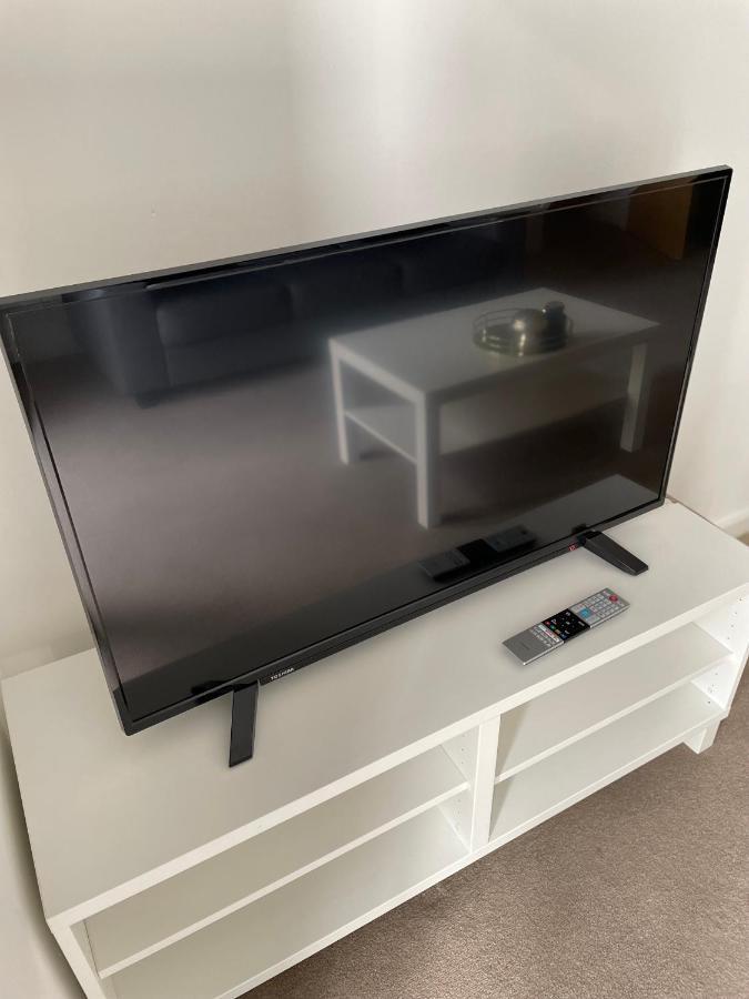 Modern 2-Bed Apartment In The Heart Of Salford Quays Екстер'єр фото
