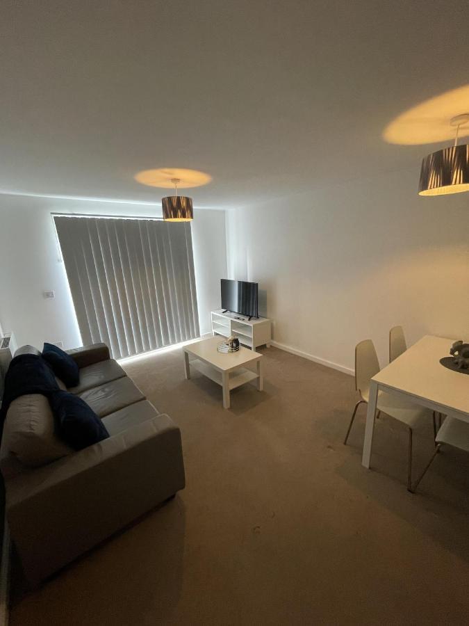 Modern 2-Bed Apartment In The Heart Of Salford Quays Екстер'єр фото