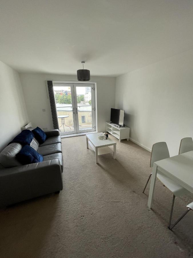 Modern 2-Bed Apartment In The Heart Of Salford Quays Екстер'єр фото
