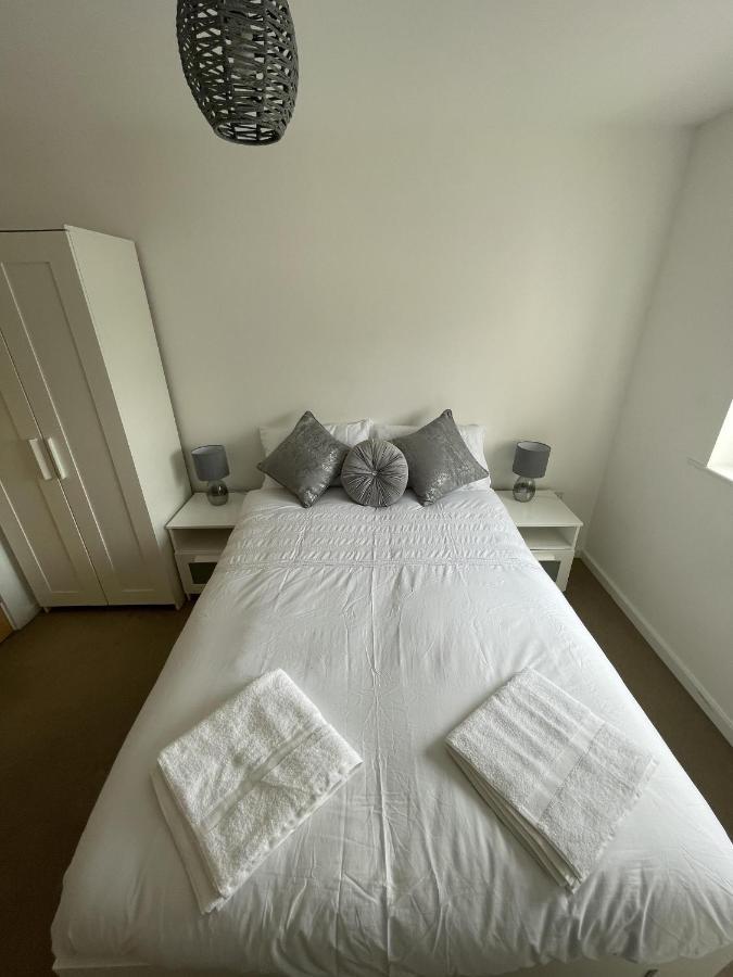 Modern 2-Bed Apartment In The Heart Of Salford Quays Екстер'єр фото