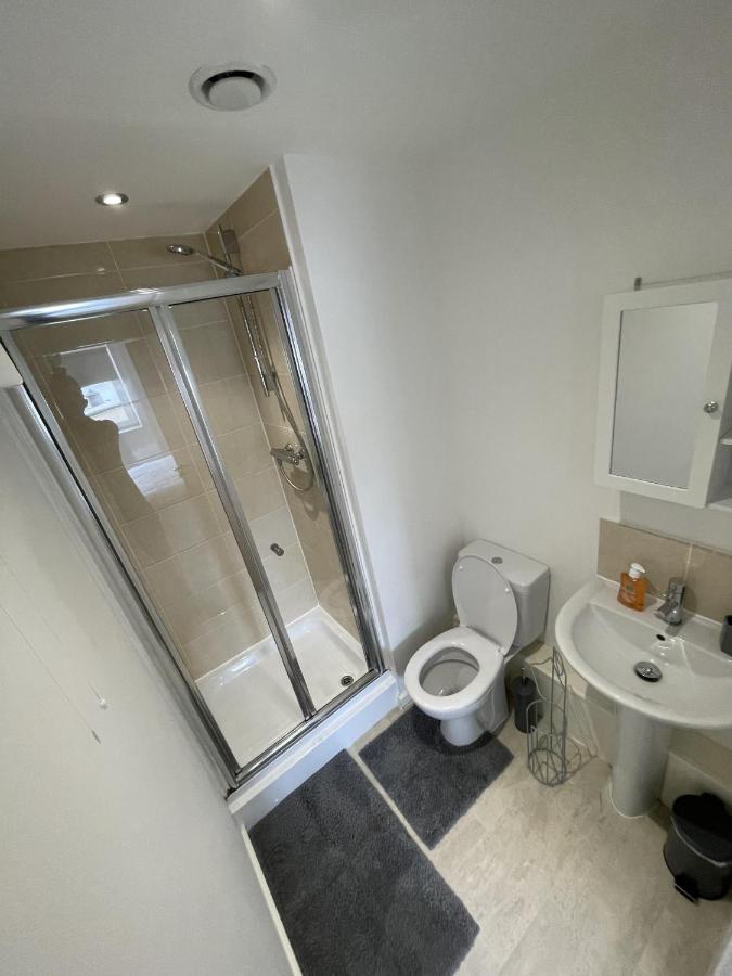 Modern 2-Bed Apartment In The Heart Of Salford Quays Екстер'єр фото