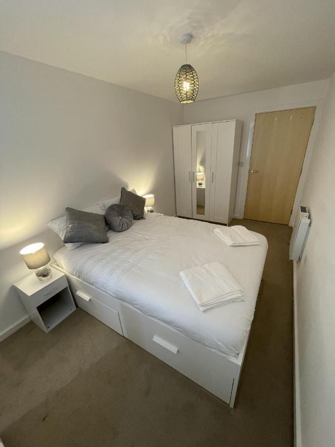 Modern 2-Bed Apartment In The Heart Of Salford Quays Екстер'єр фото