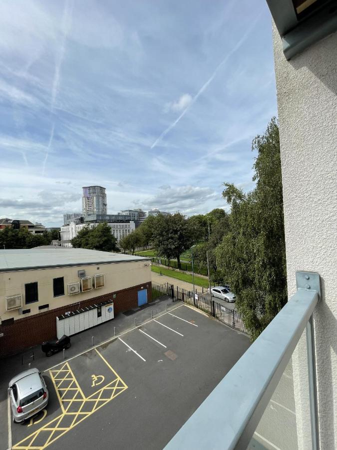 Modern 2-Bed Apartment In The Heart Of Salford Quays Екстер'єр фото