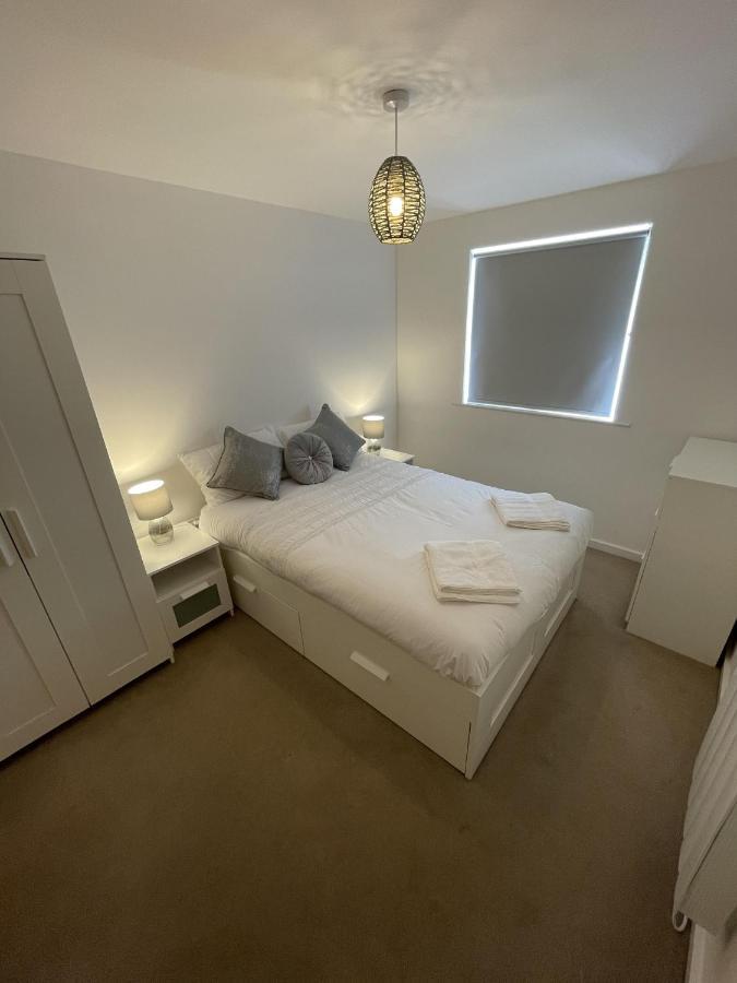 Modern 2-Bed Apartment In The Heart Of Salford Quays Екстер'єр фото