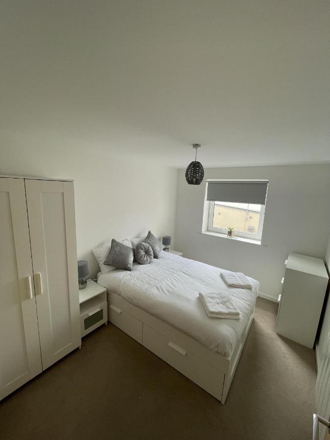 Modern 2-Bed Apartment In The Heart Of Salford Quays Екстер'єр фото