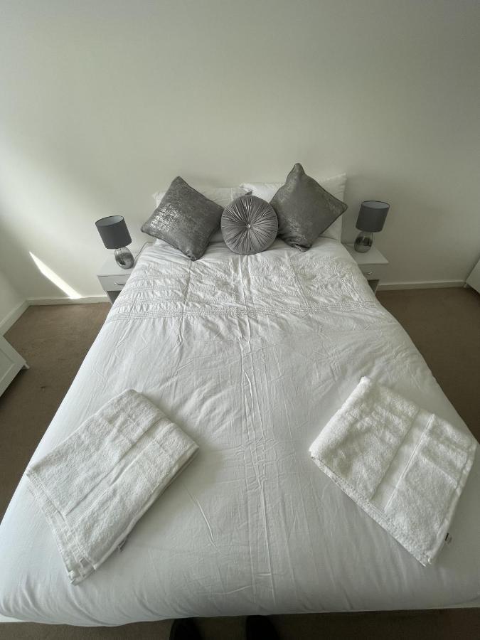 Modern 2-Bed Apartment In The Heart Of Salford Quays Екстер'єр фото