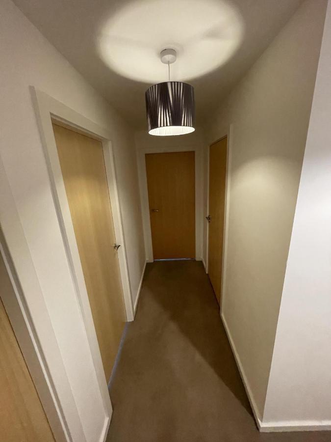 Modern 2-Bed Apartment In The Heart Of Salford Quays Екстер'єр фото
