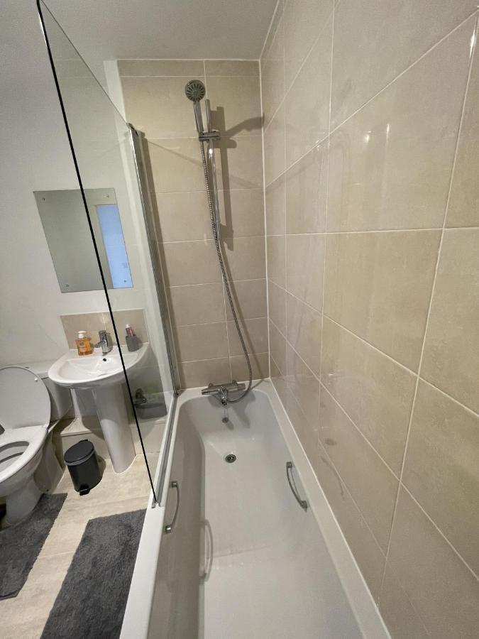 Modern 2-Bed Apartment In The Heart Of Salford Quays Екстер'єр фото