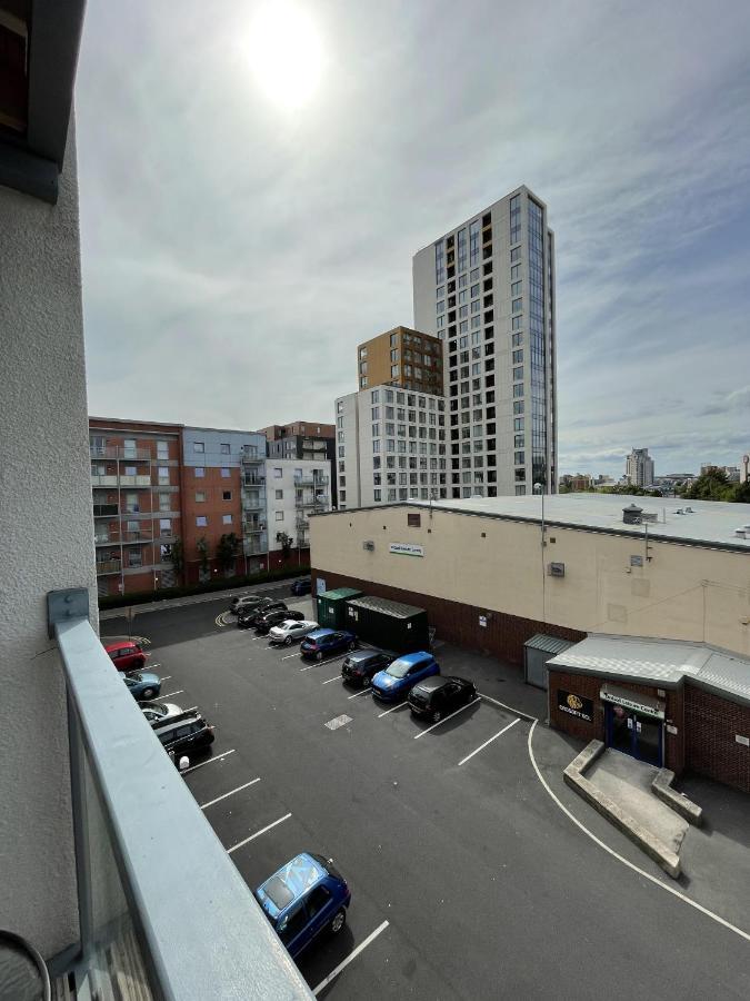Modern 2-Bed Apartment In The Heart Of Salford Quays Екстер'єр фото
