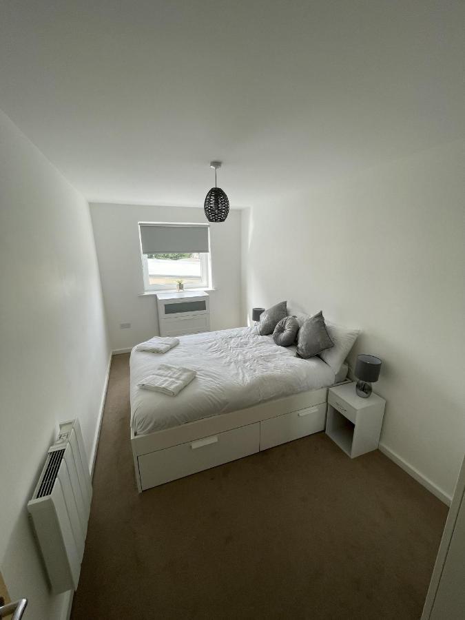 Modern 2-Bed Apartment In The Heart Of Salford Quays Екстер'єр фото