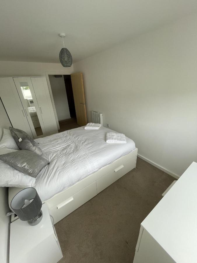 Modern 2-Bed Apartment In The Heart Of Salford Quays Екстер'єр фото