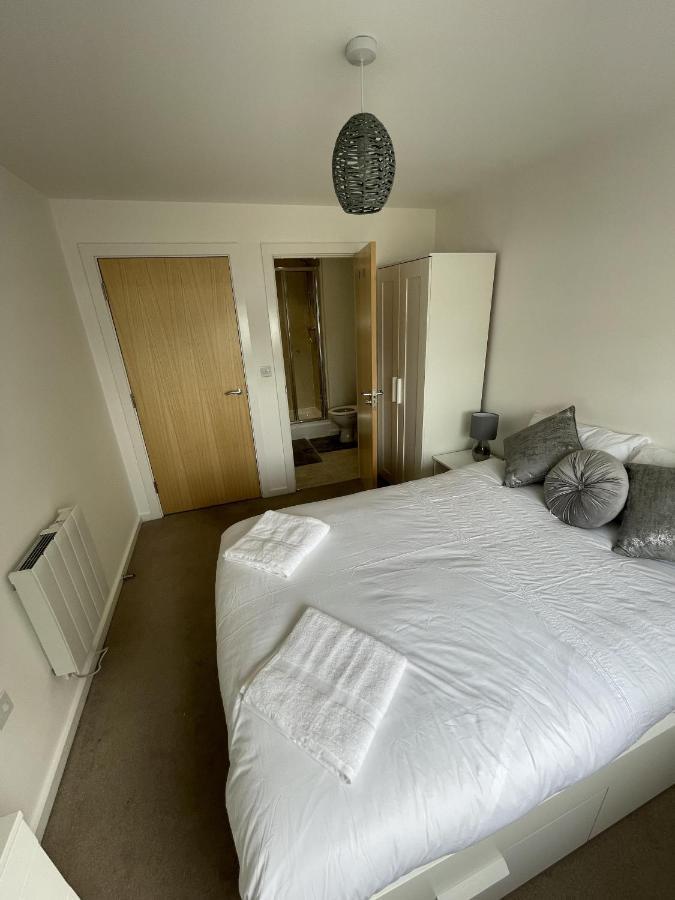 Modern 2-Bed Apartment In The Heart Of Salford Quays Екстер'єр фото