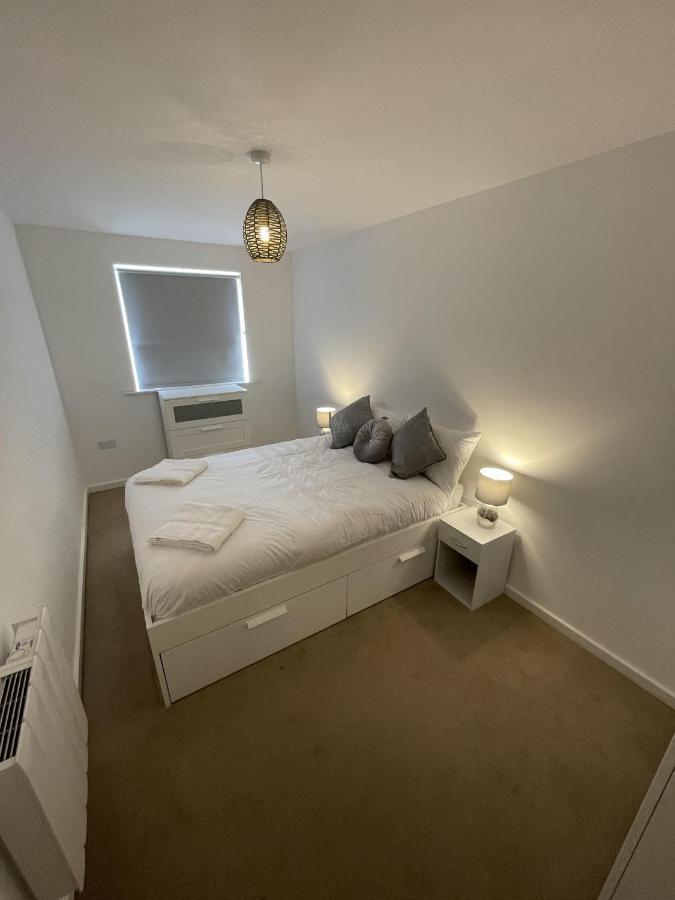 Modern 2-Bed Apartment In The Heart Of Salford Quays Екстер'єр фото