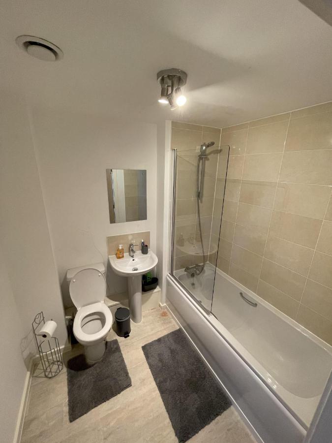 Modern 2-Bed Apartment In The Heart Of Salford Quays Екстер'єр фото