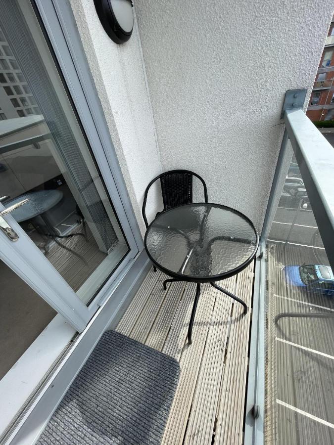 Modern 2-Bed Apartment In The Heart Of Salford Quays Екстер'єр фото